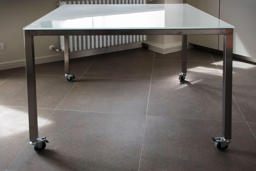 Tavolo in ferro e cristallo con rotelle - Gori